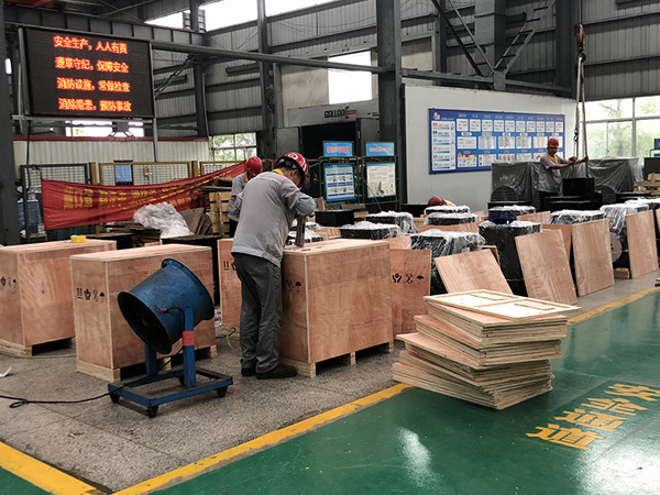 Wooden crate packing
